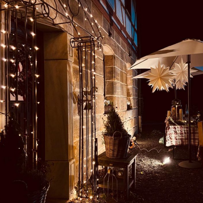 Der weihnachtlich dekorierte Schlosshof Hain