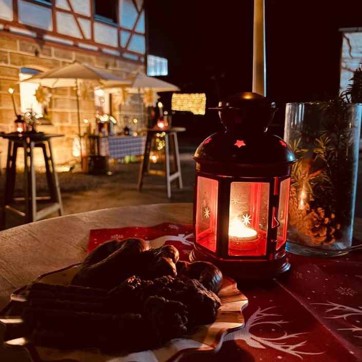 Der weihnachtlich dekorierte Schlosshof Hain